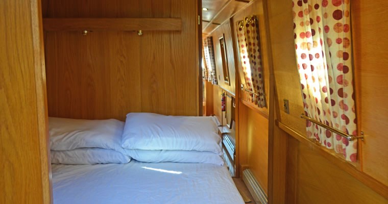Shared Narrow Boat Winding Down Picture 4